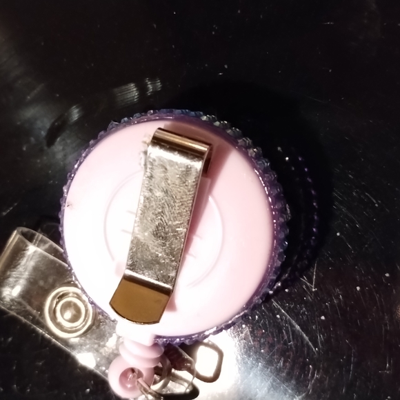 Retractable name badge holder - Picture 3 of 3